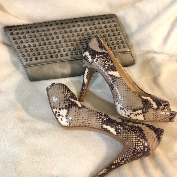 SOLD!! Nine West Snake Print Peep Toe Pumps - Picture 4 of 8